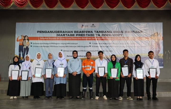 Kuasa Direksi PT.AR Rahmat Lubis, Kadis Pendidikan Tapsel Eftisa Yanti Pakpahan (tengah) foto bersana dengan penerima piagam penghargaan beasiswa mertabe prestasi. (IST)
