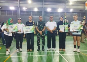 Ketua Paguyuban Voli Sumatera Utara, Iriatmo bersama utusan Dandenpom 1/5 Medan foto bersama juara pertama putra-putri Open Turnamen Voli Dandenpom 1/5 Medan di GOR BNI Medan, Kamis (30/7). (ist)