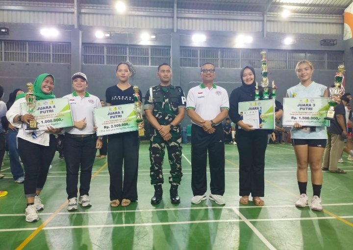 Ketua Paguyuban Voli Sumatera Utara, Iriatmo bersama utusan Dandenpom 1/5 Medan foto bersama juara pertama putra-putri Open Turnamen Voli Dandenpom 1/5 Medan di GOR BNI Medan, Kamis (30/7). (ist)