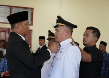 Bupati Toba Effendi Sintong Panangian Napitupulu melantik dan mengambil sumpah/janji 39 pejabat di lingkungan Pemkab Toba. (IST)