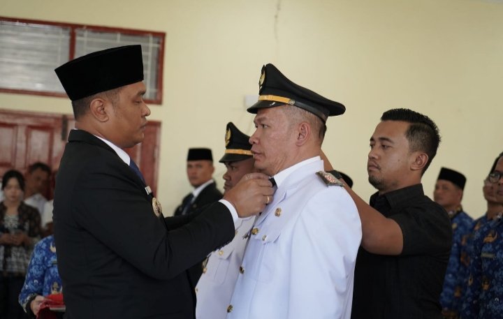 Bupati Toba Effendi Sintong Panangian Napitupulu melantik dan mengambil sumpah/janji 39 pejabat di lingkungan Pemkab Toba. (IST)