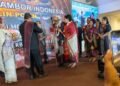 Dewan Panuturi Memberikan Tunggal Panaluan,Piso Halasan, Hujur Kepada Ketum Patambor Indonesia Dr. Jenry Cardo Manurung , SE, MM Yang Didampingi Sekjen Ir. Ricardo Bonar Manurung, Msi. (IST)