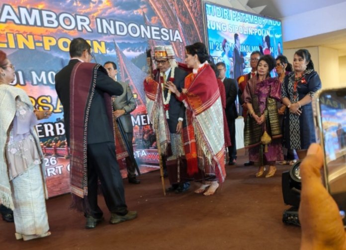 Dewan Panuturi Memberikan Tunggal Panaluan,Piso Halasan, Hujur Kepada Ketum Patambor Indonesia Dr. Jenry Cardo Manurung , SE, MM Yang Didampingi Sekjen Ir. Ricardo Bonar Manurung, Msi. (IST)