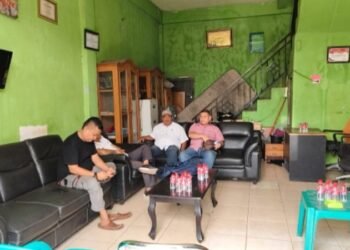 Ketua Panitia KonfrensibPWI Tavagsel XI terpilih Armasyah Nasution SH photo bersana dengan bendahara PWI Tabagsel Laidin Pohan sebelum acara. (IST)