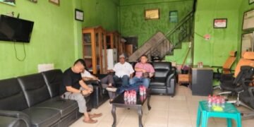 Ketua Panitia KonfrensibPWI Tavagsel XI terpilih Armasyah Nasution SH photo bersana dengan bendahara PWI Tabagsel Laidin Pohan sebelum acara. (IST)