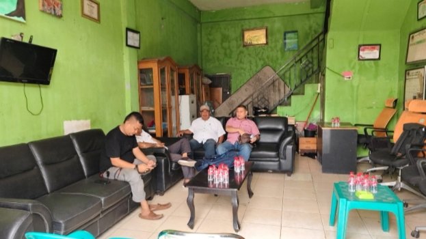 Ketua Panitia KonfrensibPWI Tavagsel XI terpilih Armasyah Nasution SH photo bersana dengan bendahara PWI Tabagsel Laidin Pohan sebelum acara. (IST)