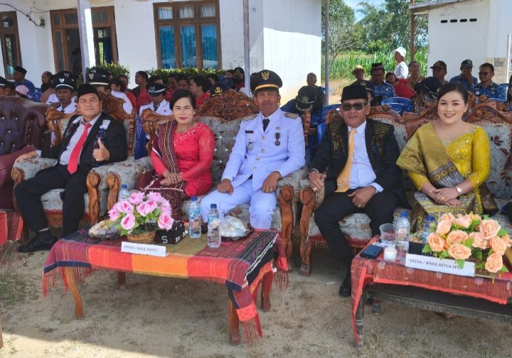 Camat Uluan Juni Hanmas Butarbutar, SH, MM, beserta istri dan Wakil Ketua DPRD Toba Tomson Manurung beserta istri. (IST)