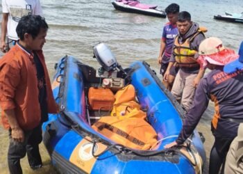 BPBD Kabupaten Toba saat mengevakuasi korban ke tepi pantai. (IST)
