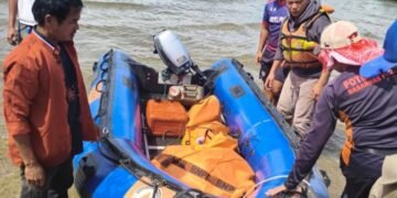 BPBD Kabupaten Toba saat mengevakuasi korban ke tepi pantai. (IST)