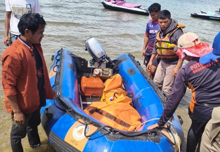BPBD Kabupaten Toba saat mengevakuasi korban ke tepi pantai. (IST)