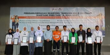 Kuasa Deraksi PT.AR Rahmat Lubis,Kadis Pendidikan Tapsel Eftisa Yanti Pakpahan (tengah) foto bersana dengan penerima piagam penghargaan beasiswa mertabe prestasi. (IST