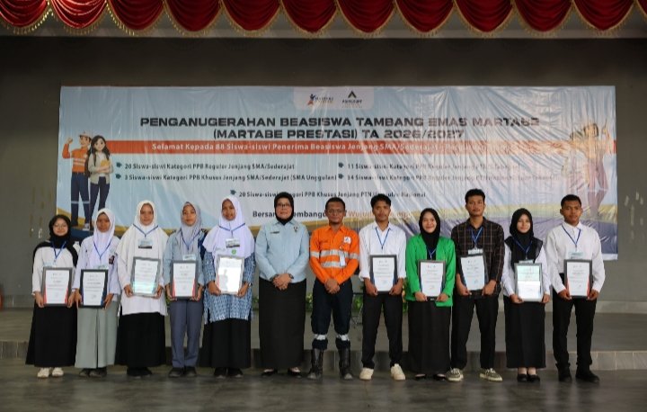 Kuasa Deraksi PT.AR Rahmat Lubis,Kadis Pendidikan Tapsel Eftisa Yanti Pakpahan (tengah) foto bersana dengan penerima piagam penghargaan beasiswa mertabe prestasi. (IST