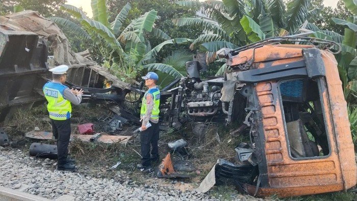 Kondisi usai kecelakaan Kereta Api dengam truk di Sergai (Foto: Dok. Polres Sergai)