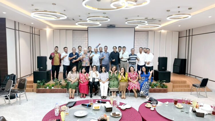 Jajaran Panitia Rakernas foto bersama dengan Ketua Umum Patambor Indonesia usai Rapat Finalisasi persiapan Rakernas.