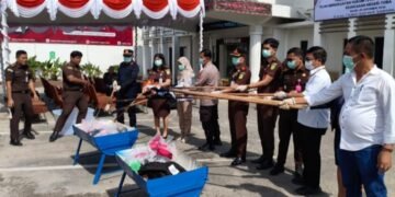 Kejaksaan Negeri Toba musnahkan barang bukti perkara tindak pidana umum tahun 2026 yang telah berkekuatan hukum tetap. (IST)