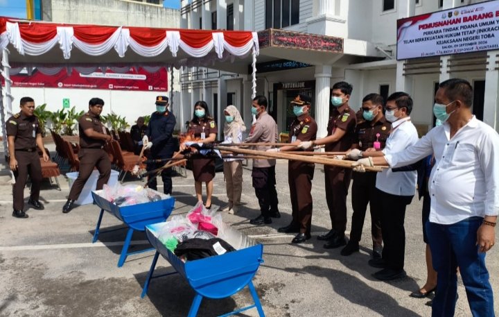 Kejaksaan Negeri Toba musnahkan barang bukti perkara tindak pidana umum tahun 2026 yang telah berkekuatan hukum tetap. (IST)