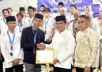 Asisten Pemerintahan dan Kesejahteraan Rakyat Setda Kota Medan Muhammad Sofyan bersama Penasehat Remaja Masjid Al Ikhlas Muhammad Edison Ginting menyerahkan hadiah kepada pemenang lomba dalam rangkaian peringatan Maulid Nabi Muhammad SAW 1448 H di Masjid Al Ikhlas, Pondok Batuan, Medan Selayang, Sabtu (12/9/2026). (IST)