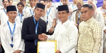 Asisten Pemerintahan dan Kesejahteraan Rakyat Setda Kota Medan Muhammad Sofyan bersama Penasehat Remaja Masjid Al Ikhlas Muhammad Edison Ginting menyerahkan hadiah kepada pemenang lomba dalam rangkaian peringatan Maulid Nabi Muhammad SAW 1448 H di Masjid Al Ikhlas, Pondok Batuan, Medan Selayang, Sabtu (12/9/2026). (IST)