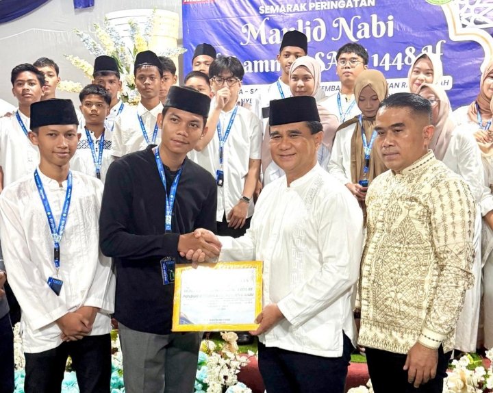 Asisten Pemerintahan dan Kesejahteraan Rakyat Setda Kota Medan Muhammad Sofyan bersama Penasehat Remaja Masjid Al Ikhlas Muhammad Edison Ginting menyerahkan hadiah kepada pemenang lomba dalam rangkaian peringatan Maulid Nabi Muhammad SAW 1448 H di Masjid Al Ikhlas, Pondok Batuan, Medan Selayang, Sabtu (12/9/2026). (IST)