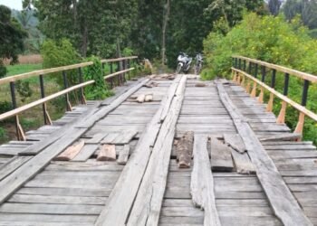 Jembatan Sibangebange yang menghubungkan Kecamatan Porsea dan Kecamatan Siantar Narumonda. (IST)