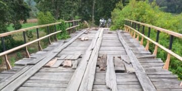 Jembatan Sibangebange yang menghubungkan Kecamatan Porsea dan Kecamatan Siantar Narumonda. (IST)
