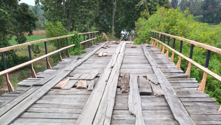 Jembatan Sibangebange yang menghubungkan Kecamatan Porsea dan Kecamatan Siantar Narumonda. (IST)