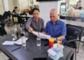 Khairul Muslim dan Bambang Srikurniawan memperhatikan dan mempelajari SK Baru reposisi beberapa pengurus SMSI Sumut. (IST)