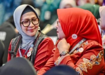 Ketua Tim Penggerak Pemberdayaan dan Kesejahteraan Keluarga (TP PPK) Kab Simalungun, Ny Hj Darmawati Anton Achmad Saragih (no 3 dari kanan), saat menghadiri Rapat Penguatan Tata Kelola Lembaga Dekranas-- TP PPK Posyandu se- Indonesia Bagian Barat, yang dilangsungkan di Jakarta Selatan (21-9-2026). Rapat strategis ini langsung dipimpin Ketua Umum Dekranas, TP PPK Posyandu Pusat Tri Tito Karnavian. (Dok/Lawasen Saragih)