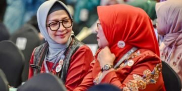 Ketua Tim Penggerak Pemberdayaan dan Kesejahteraan Keluarga (TP PPK) Kab Simalungun, Ny Hj Darmawati Anton Achmad Saragih (no 3 dari kanan), saat menghadiri Rapat Penguatan Tata Kelola Lembaga Dekranas-- TP PPK Posyandu se- Indonesia Bagian Barat, yang dilangsungkan di Jakarta Selatan (21-9-2026). Rapat strategis ini langsung dipimpin Ketua Umum Dekranas, TP PPK Posyandu Pusat Tri Tito Karnavian. (Dok/Lawasen Saragih)