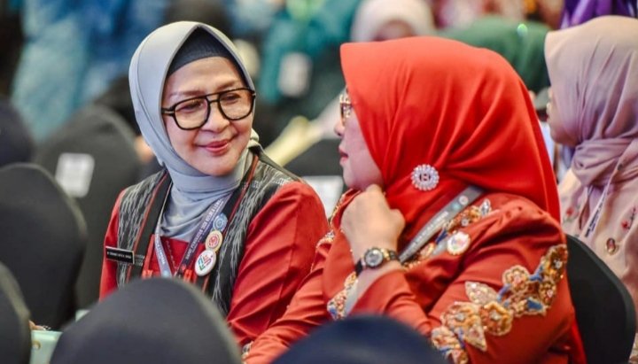 Ketua Tim Penggerak Pemberdayaan dan Kesejahteraan Keluarga (TP PPK) Kab Simalungun, Ny Hj Darmawati Anton Achmad Saragih (no 3 dari kanan), saat menghadiri Rapat Penguatan Tata Kelola Lembaga Dekranas-- TP PPK Posyandu se- Indonesia Bagian Barat, yang dilangsungkan di Jakarta Selatan (21-9-2026). Rapat strategis ini langsung dipimpin Ketua Umum Dekranas, TP PPK Posyandu Pusat Tri Tito Karnavian. (Dok/Lawasen Saragih)