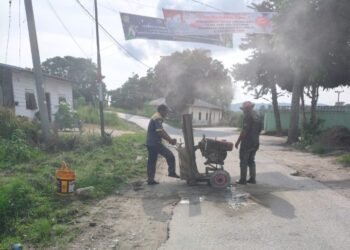Para pekerja sedang membongkar sejumlah titik yang mengalami kerusakan. (Ist)