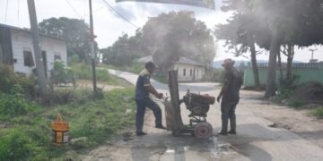 Para pekerja sedang membongkar sejumlah titik yang mengalami kerusakan. (Ist)