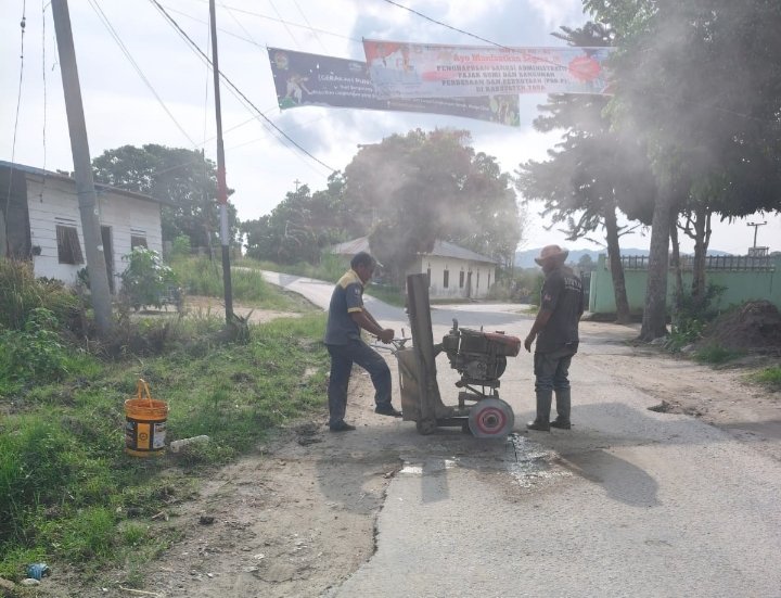 Para pekerja sedang membongkar sejumlah titik yang mengalami kerusakan. (Ist)