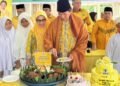 Ketua DPD, H. Rahmat Nasution, S.Sos potong nasi tumpeng di HUT Partai Golkar Tapsel ke-62. (Ist)