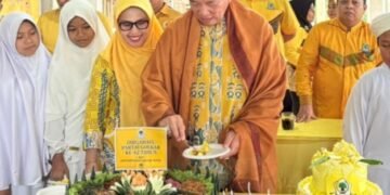 Ketua DPD, H. Rahmat Nasution, S.Sos potong nasi tumpeng di HUT Partai Golkar Tapsel ke-62. (Ist)