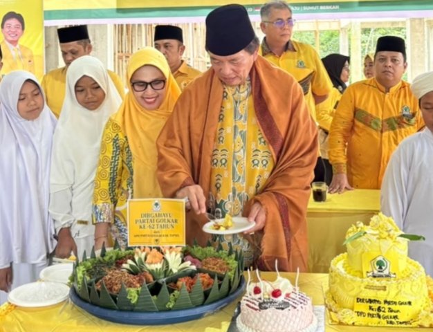 Ketua DPD, H. Rahmat Nasution, S.Sos potong nasi tumpeng di HUT Partai Golkar Tapsel ke-62. (Ist)