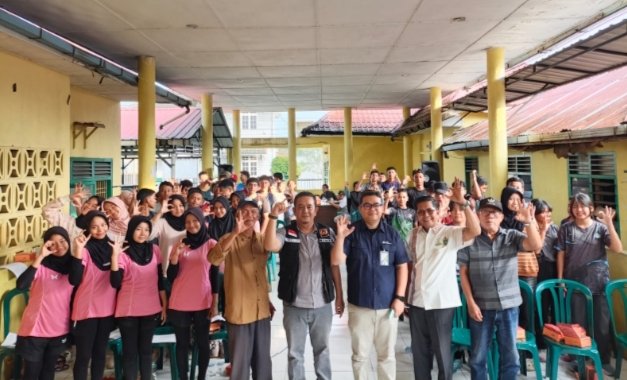 Ketua Koni Padangsidimpuan Hasanuddin Sipahutar foto bersama dengan para atlit Padangsidimpuan yang akan bertanding di Porprovsu ke-XII 2026 Sumut. (IST)