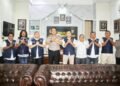 Pengurus dan panitia Konferensi PWI ke-IX Tabagsel foto bersama dengan Kapolres Padangsidimpuan AKBP Noval Nanusa Gegoh Desky. (IST)