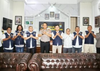 Pengurus dan panitia Konferensi PWI ke-IX Tabagsel foto bersama dengan Kapolres Padangsidimpuan AKBP Noval Nanusa Gegoh Desky. (IST)