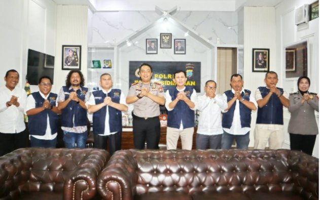 Pengurus dan panitia Konferensi PWI ke-IX Tabagsel foto bersama dengan Kapolres Padangsidimpuan AKBP Noval Nanusa Gegoh Desky. (IST)